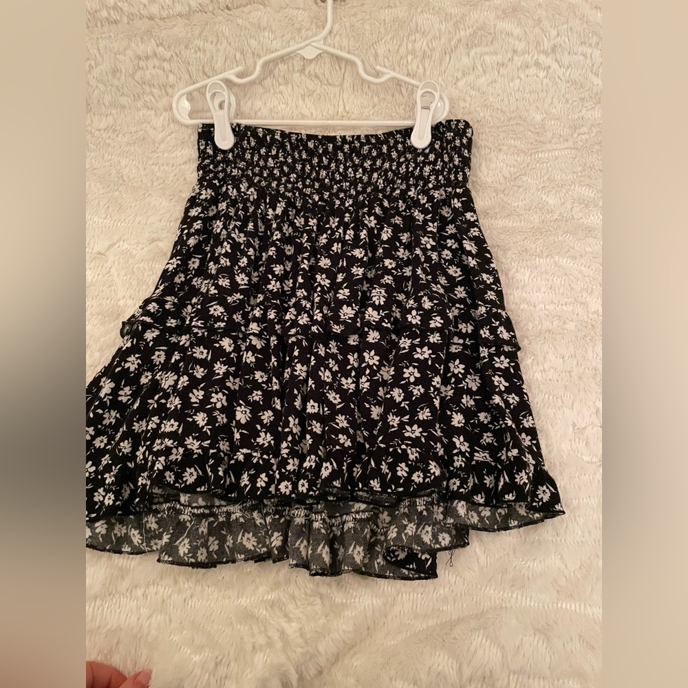 Black and white mini flowy skirt, la hearts
